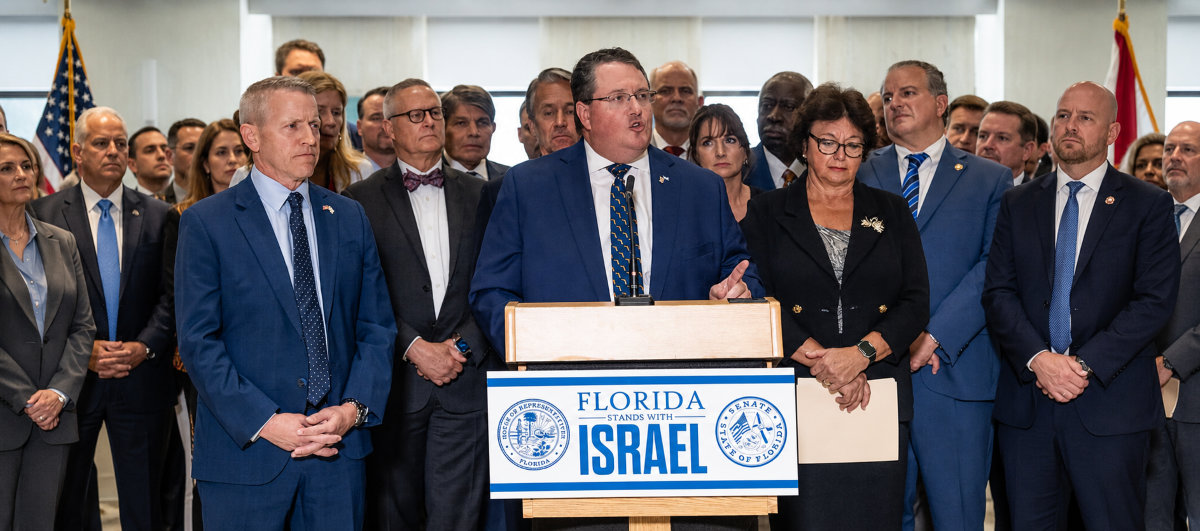Randy Fine prend la parole lors d’une conférence de presse officielle en Floride, entouré d’élus et de représentants affichant publiquement leur soutien à Israël.