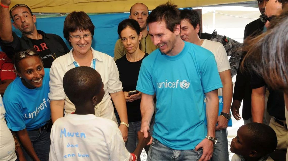 Lionel Messi en visite à l'UNICEF devant des enfants africains