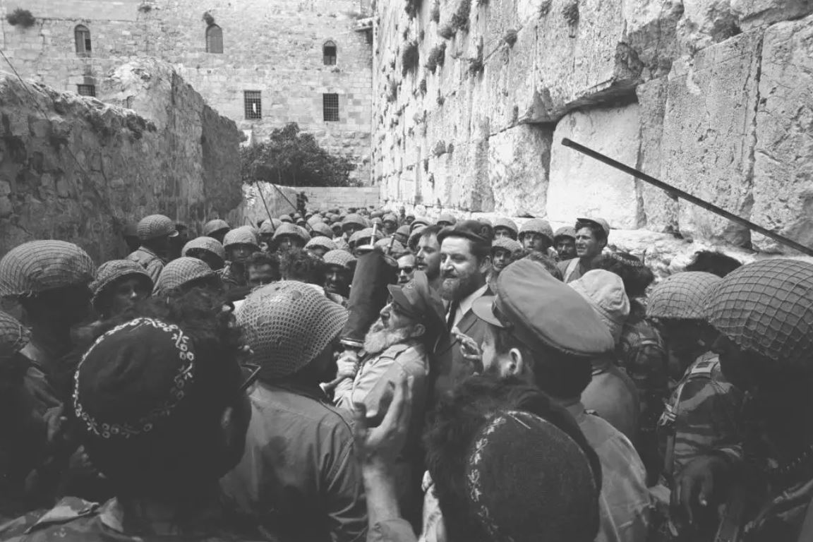 Shlomo Goren, grand rabbin de l'armée d'Israël, porte un Sefer Torah