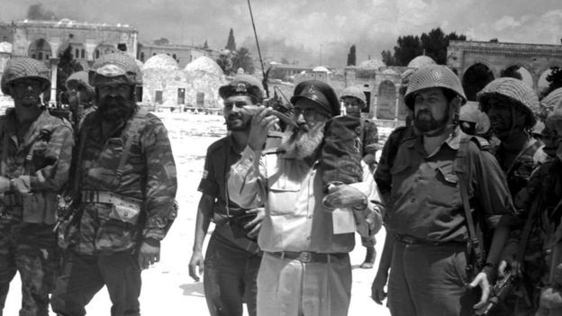 Shlomo Goren, grand rabbin de l'armée d'Israël, sonne du Chofar