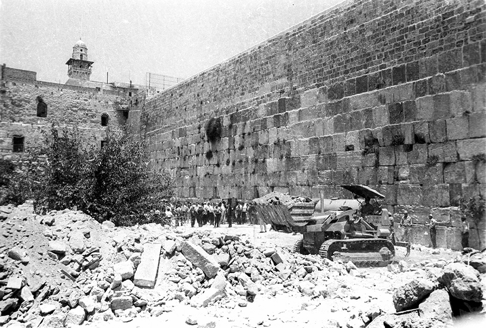 Immédiatement après la prise de la ville commencent les travaux de déblayement de l'esplanade du Kotel