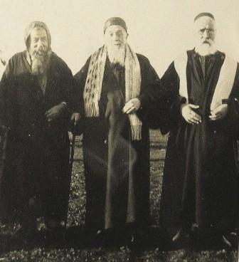 Rav Shlomo Aben Danan au centre, avec à sa droite Rabbi Haïm Serréro et à sa gauche, Rabbi Mimoune Aben Danan