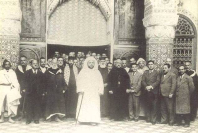 Délégation de notables juifs reçus par le gouverneur. A sa droite, Rabbi Moché Aben Danan