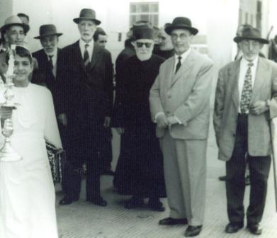 Rabbi Chaoul Aben Danan à la sortie de la synagogue, lors de la Bar Mitsva.