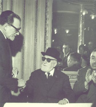 Le Grand Rabbin du Maroc Rabbi Chaoul Aben Danan lors de son ‘Aliya en Israël en 1966, reçu à Paris par le Grand Rabbin...