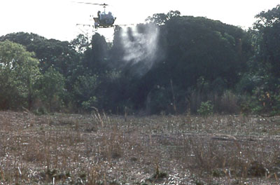 Epandage d’insecticide par hélicoptère