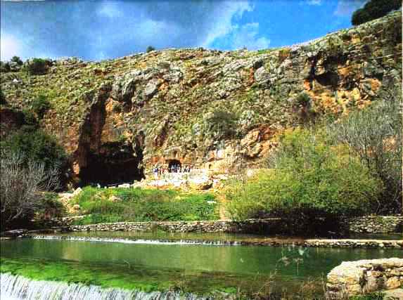 Heureux les touristes qui viennent voir la source de Banias lors de la fonte des neiges, vers la fin du mois de mars ou...