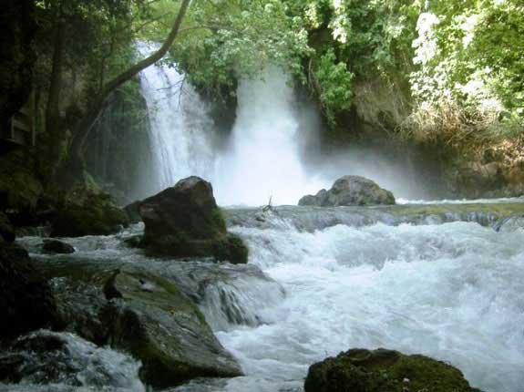 Les arabes l’appellent Djebel es-Scheikh (la montagne-tête), car elle est la tête de toutes les eaux qui irriguent la ré...