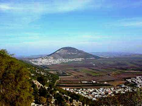 Débora et le général Barak campèrent sur le Mont Tabor avec l'armée d’Israël avant d'attaquer et de vaincre les forces c...