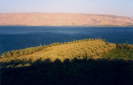 Vue vers l'est depuis la côte ouest au-dessus de Tibériade. Au fond, le plateau du Golan