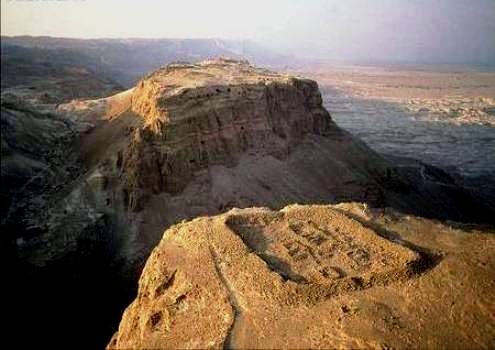 Une forteresse vertigineuse occupe les 8 ha d'un petit plateau rocheux aux pentes abruptes qui domine la mer Morte