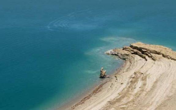 La Mer Morte est un lac d'eau salée du Moyen-Orient. D'une surface approximative de 1050 km², elle est alimentée par le...