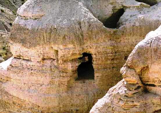 Cette grotte, la plus connue de celles des Rouleaux de la Mer Morte, est aussi la plus importante en matière de trouvail...