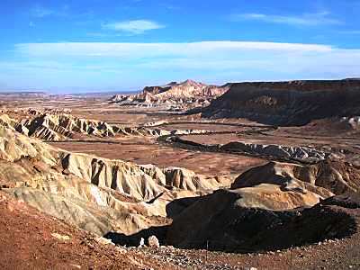 Le Na’hal Tsine s'élance sur 120 km et draine 1550 km². C'est le plus grand Wadi commençant dans le Néguev