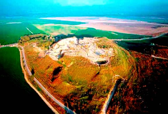Megiddo est située à environ 90 km au nord de Jérusalem et à 31 km au sud-ouest de la ville actuelle de Haïfa