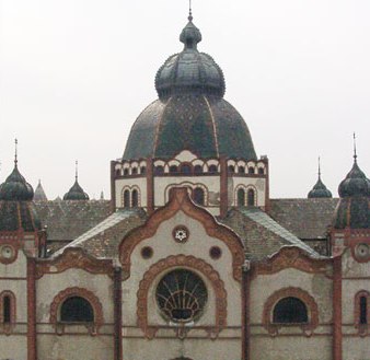 Façade de la grande synagogue en Serbie
