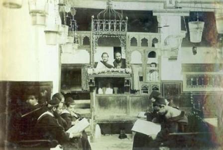 La Téva telle qu’elle était avant la restauration, dans les années où la synagogue était encore en activité. La restaura...