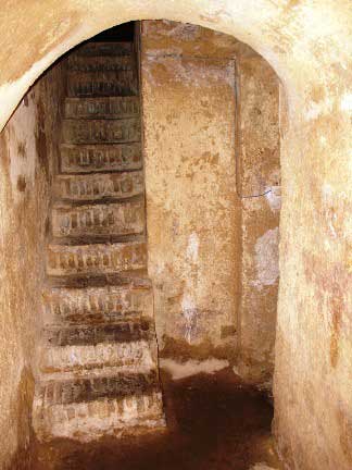 L'escalier menant au Mikvé de la synagogue Aben Danan
