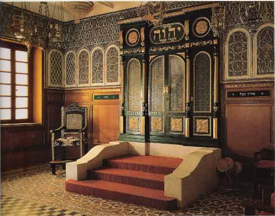 La synagogue Réouvèn Sadoun de Fès, est l’une des plus fastueuses du Maroc. L'influence de l'art musulman local y est ma...