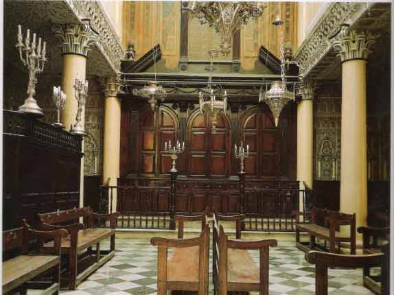 La synagogue Nahon. Son pupitre pour la lecture de la Tora (Téva) est placé au centre du mur méridional. Les murs sont p...