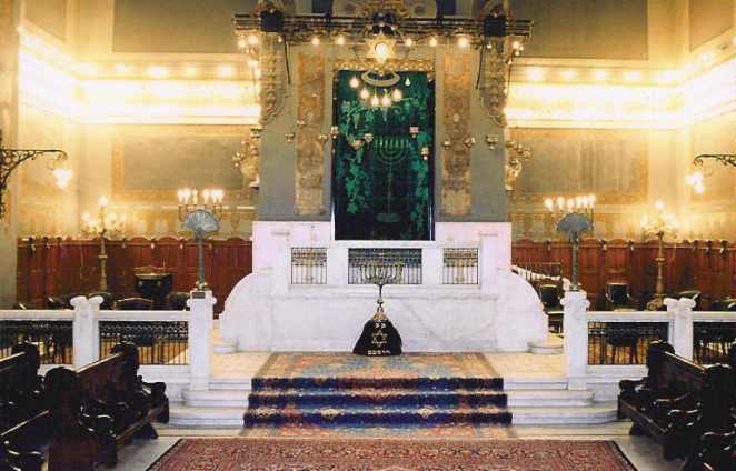 Elle est la plus belle et le plus grande de toutes les synagogues juives Séfarade du Caire. La synagogue Cha'ar Hachamaï...