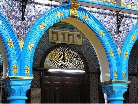 Entrée de la synagogue de la Ghriba