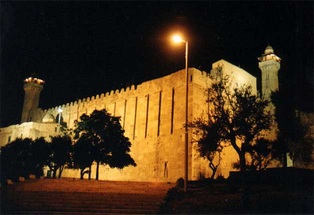 2. Mé'arate Hamakhpéla à 'Hébron la nuit.