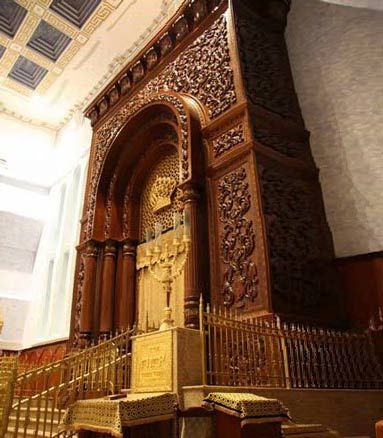 Prise de vue la nuit du Hékhal de la Grande synagogue Belz à Jérusalem