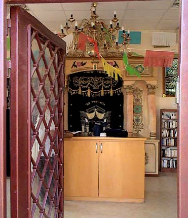 Entrée de la synagogue Bèt Ya'akov construite par le grand donnateur Edmond Safra sur le site du tombeau de Rabbi Meïr B...