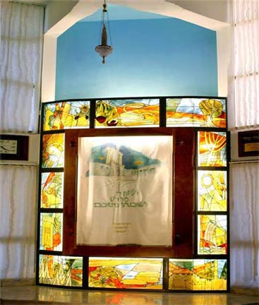 Hékhal de la synagogue Tiférèt Chalom à Elkana, Israël