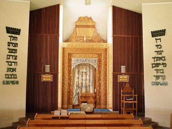 Hékhal de l'une des belles synagogues, hélas détruite par le Hamas dans le Gouch Katif