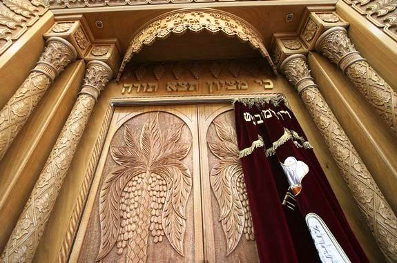 Magnifique décor ciselé à la main du Hékhal de la synagogue Karline à Jérusalem