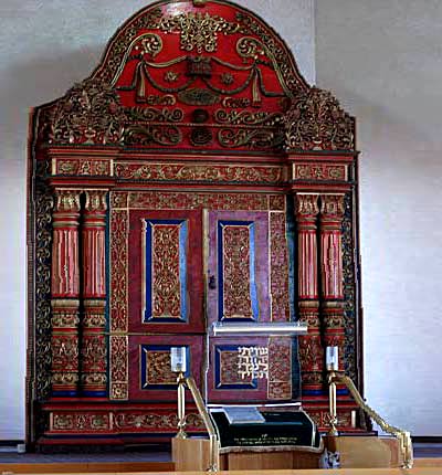 Hékhal de la synagogue du Mochav Néhalim ramené de la ville de Cochin en Inde