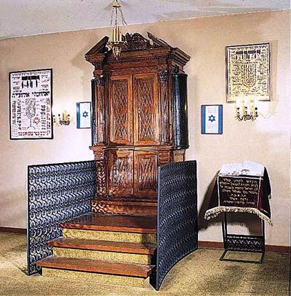 Arone Hakodech datant de 1700 de la synagogue de Suriane en Italie