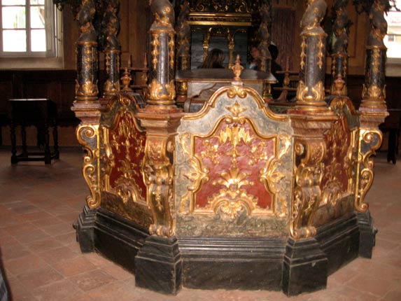 Magifique Bima de la synagogue de Carmagnola en Italie
