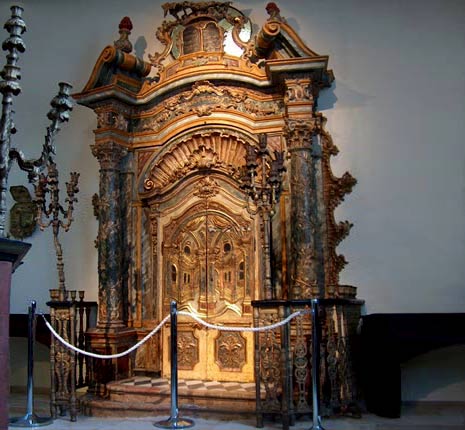 Autre prise de vue du Arone Hakodech de la synagogue de Torino en Italie
