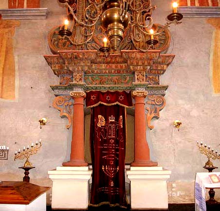 Arone Hakodech de la synagogue de Tykocin datant de 1642 après sa rénovation