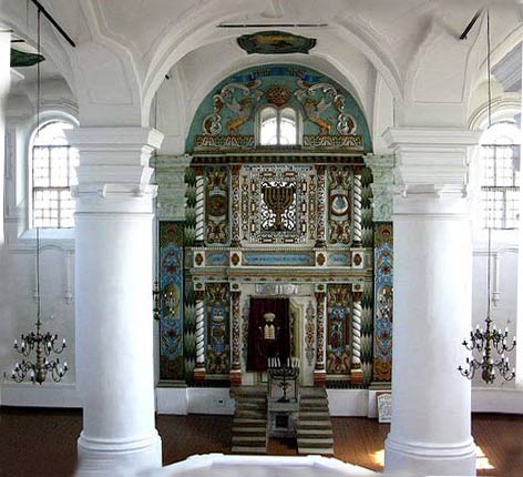 Arone Hakodech de la synagogue de Wlodowa en Pologne restauré (L'original fut brulé par les Nazis)