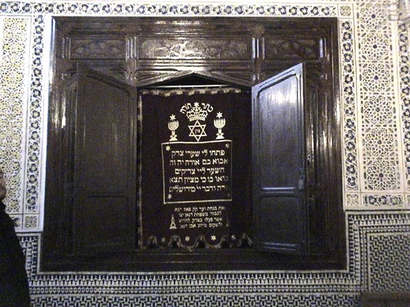 Arone Hakodech restauré de la synagogue de Rabbi Shlomo Aben Danan à Fès au Maroc