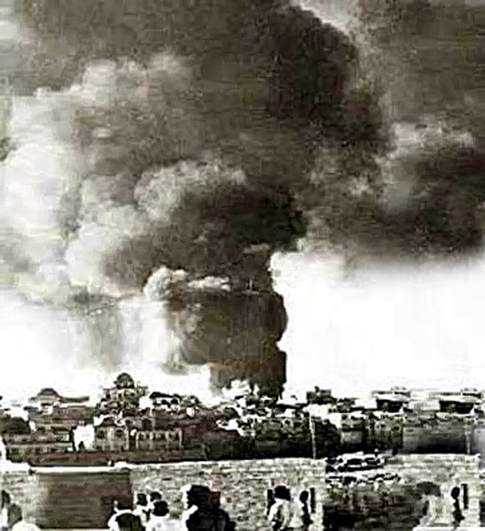 6. Photo d'archive montrant la 'Hourva en feu sous les bombardements jordaniens en 1948