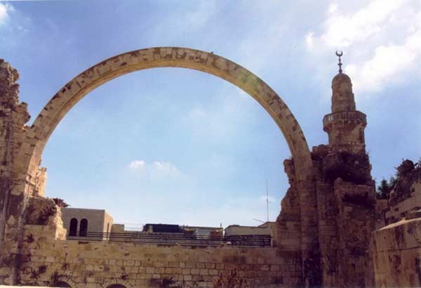 7. Deux jours après que le quartier juif de Jérusalem tombe aux mains des Jordaniens en 1948, les soldats du royaume hac...
