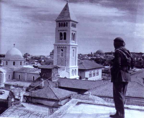 9. Un soldat jordanien surveillant le Cardo lors quelques jours avant la guerre d'indépendance en 1948. Nous pouvons rem...