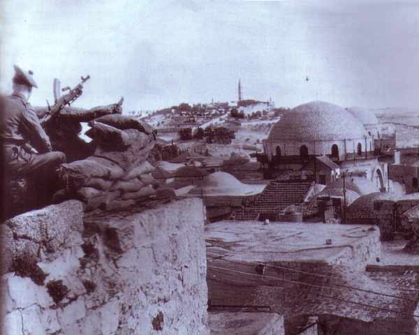 10. Un soldat anglais surveillant du haut d'un toit le quartier juif du Cardo avant la guerre d'indépendance en 1948. Il...