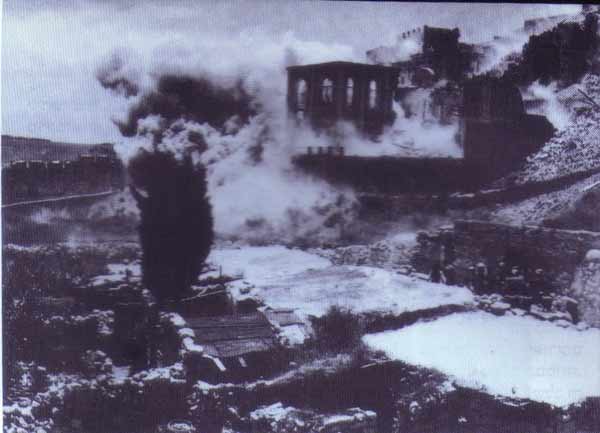 13. Le Cardo en feu lors du bombardement des quartiers juifs de la ville en 1948.