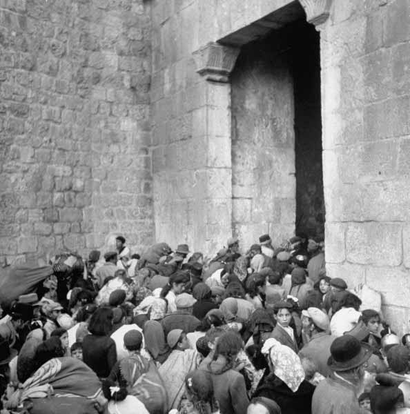 14. Les juifs habitants le quartier n'ont d'autres choix que de fuir les bombardements et surtout la haine des jordanien...