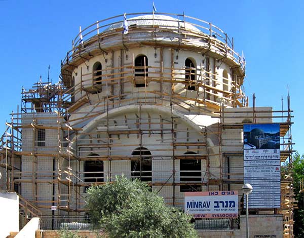 25. Vue exterieure de l'imposant monument en construction