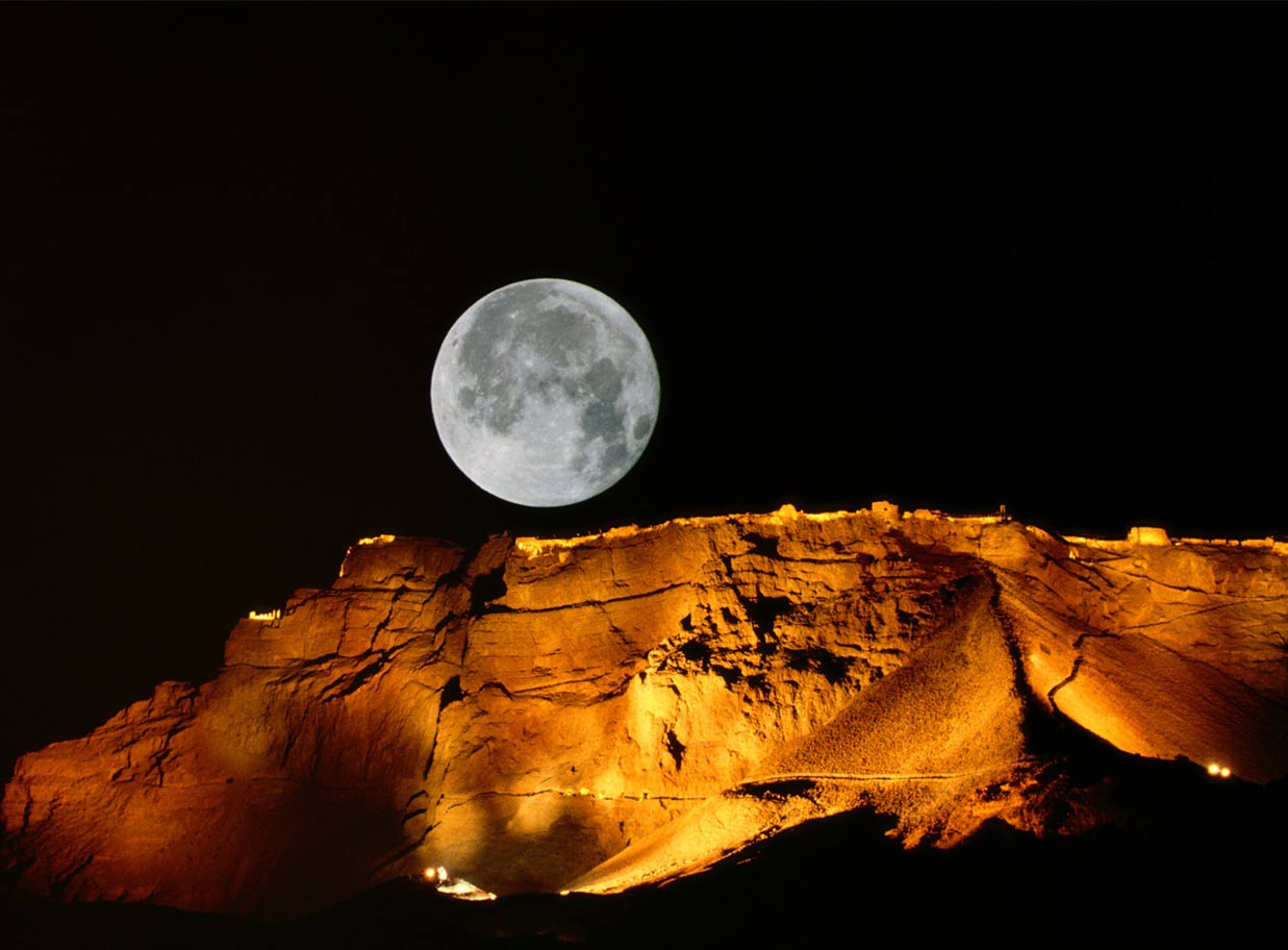 Paysage saisissant à la lumière de la pleine lune du site de Massada prés de la mer morte