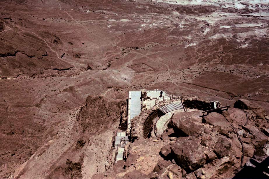 Autre prise de vue de la rampe artificielle construite par les romains pour accéder au site avec leurs machines de guerr...