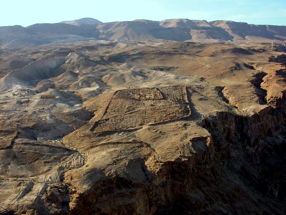 Vue du haut de la forteresse de Massada d'un des camps romains qui assiégeaient le site