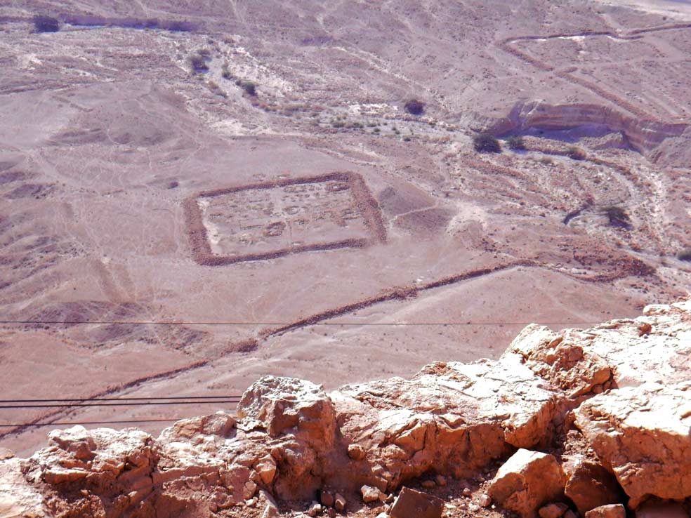 Vue du haut de la forteresse de Massada d'un des camps romains sur plus de 2 km carrés